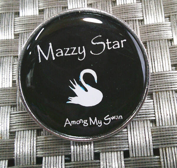 《黒円MS白鳥》スワン■新品『Mazzy Star 』 マジー・スター■アメリカ ミュージック 音楽 楽器 仲間 ◇激シブ■■金属 ピンバッジ バッチ