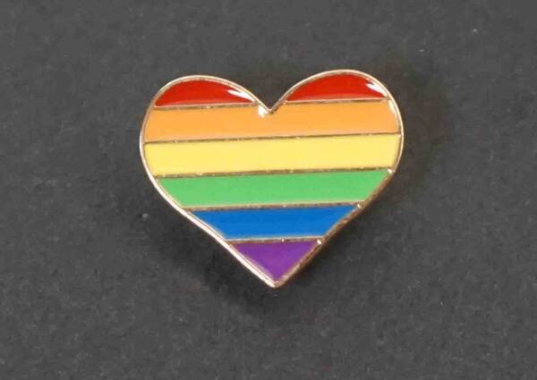 《虹心型US》US彩色■新品『ハート』LGBT レインボー LOVE■USピンバッジ バッチ■イベント パレード ファッション■洋服・衣類・衣服DIY