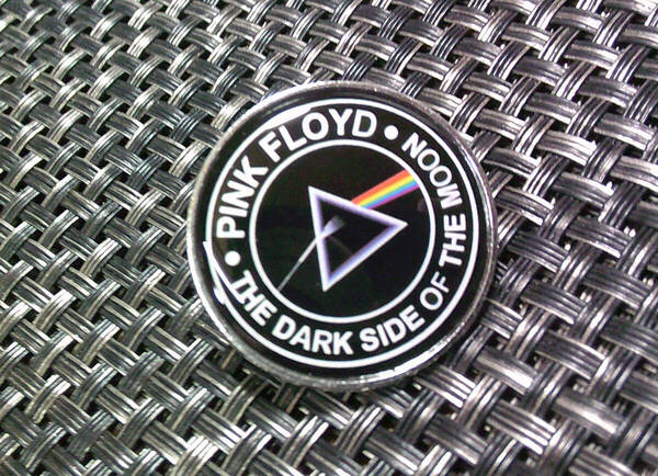 《黒円PF三角虹》音魂■新品 ピンク・フロイド PINK FLOYD 激渋 金属ピンバッジ バッチ■アメリカ ドラマ 映画 音楽 ミュージック
