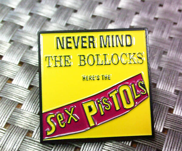 《黄正方形SXPL広告風》■新品『SEX PISTOLS 』セックス・ピストルズ ■イングランド バント■■金属ピンバッジ バッチ■バンド.Music 音楽