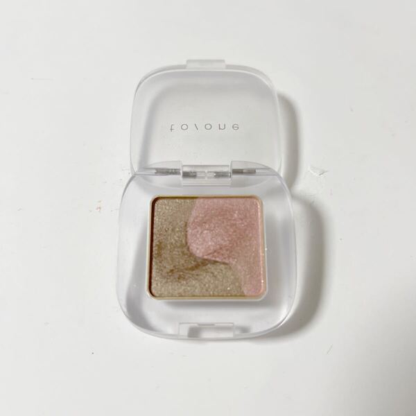 トーンペタル フロートアイシャドウ 04 FLORA ON SAND:砂丘に咲く一凛の花のようにどこまでも自然でやわらかなムードのカラー 定価2420円