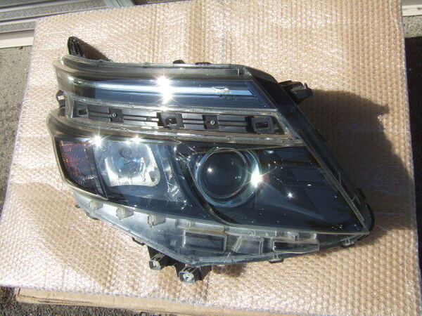 送料無料 トヨタ ヴォクシー ハイブリッド 前期 ヘッドライト 右 81110-28D21 ICHIKOH 28-229 ZWR80W ZRR80W 純正 LED ヘッドランプ L