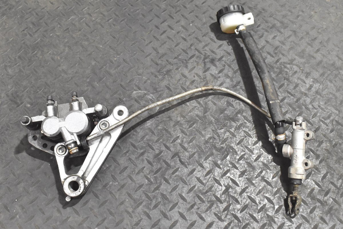 ゼファー750用リヤブレーキキャリパーサポートとトルクロッドの