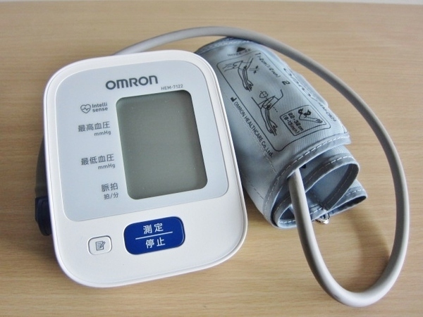 OMRON HEM-7122 血圧測定器 上腕式血圧計 HEM-7122 健康器具 検査 血圧計 健康用品