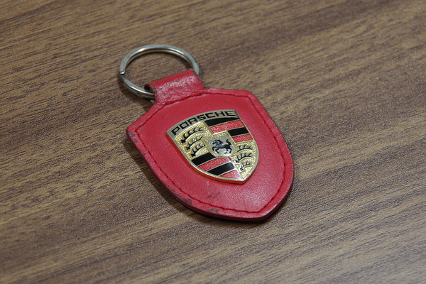 ポルシェ クレストキーホルダー 981 987 996 997 991 カレラ ケイマン ボクスター パナメーラ カイエン マカン レッド 送料無料