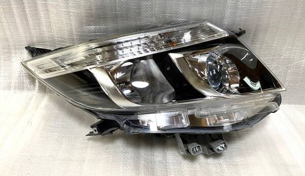 美品 トヨタ エスクァイア 右ヘッドランプ ライト ZWR80 LED 純正 81130-28G30 送料無料