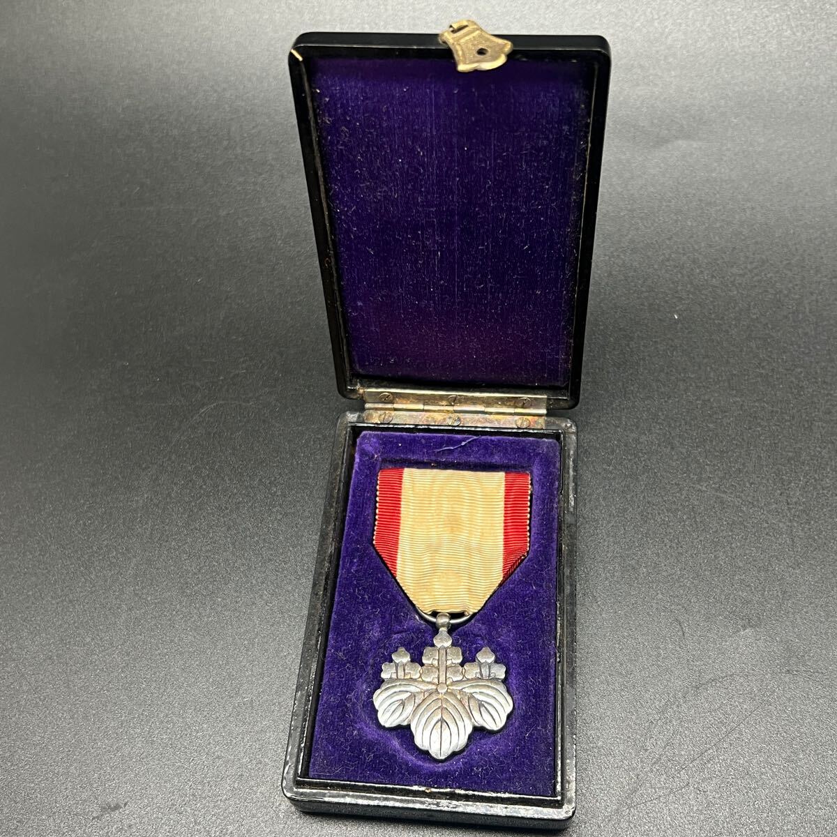 【勲章2点セット】勲八等白色桐葉章(右)・功七級金鵄勲章(左)記念章 勲章箱付 功七級金鵄勲章/勲八等白色桐葉章 まとめ売り - メルカリ