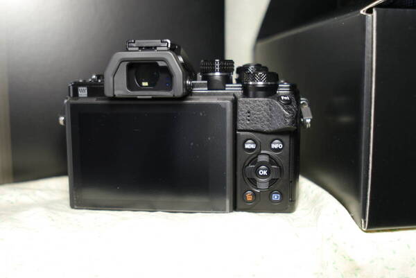 未使用 OLYMPUS OM-D E-M10 Mark II ダブルズームキット 新品未使用