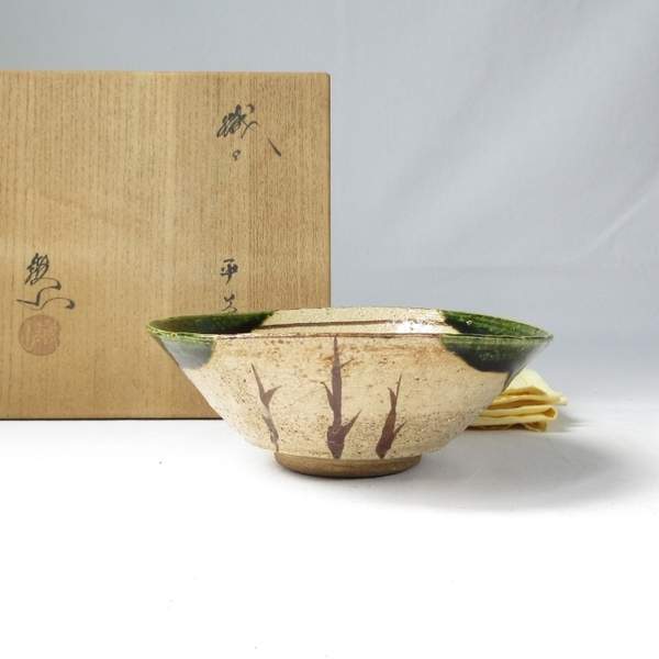 【A1969】茶道具 瀬戸 人気作家『 松本 鉄山 』作 織部 平茶碗 抹茶茶碗 無傷 四方桟 共箱 共布付き