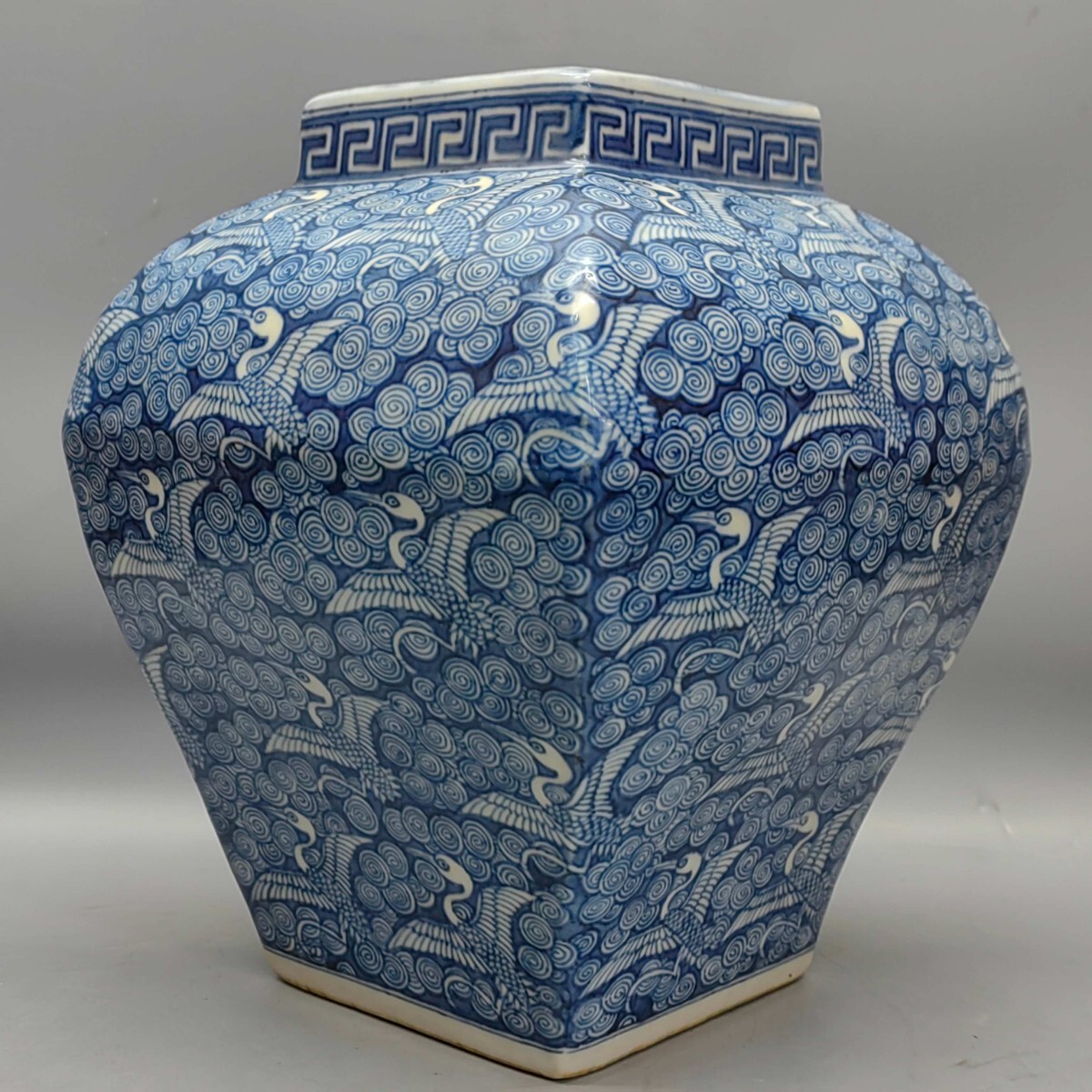中国明時代晩期染付(青花)花瓶(梅瓶) （梅瓶」に見る中国の美学