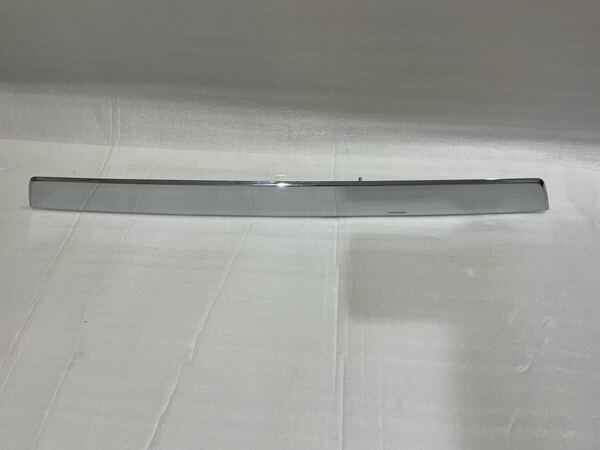 ekクロスB34W B35W B37W B38W MZ575422 テールゲートガーニッシュ マルチアラウンドモニター・リヤビューカメラ装着車用 ミツビシ 純正