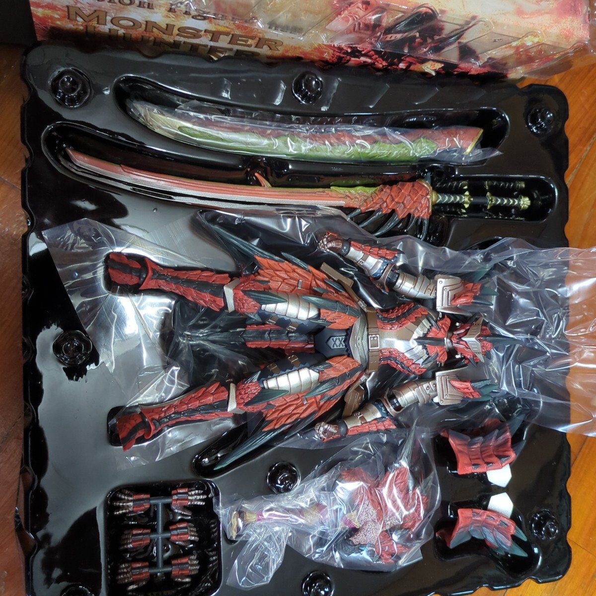 【未開封】モンスターハンター フル稼働フィギュア レウス装備 千値練 +特典2種 フル可動レウス装備に、発掘装備バージョンの肩パーツ付属が判明