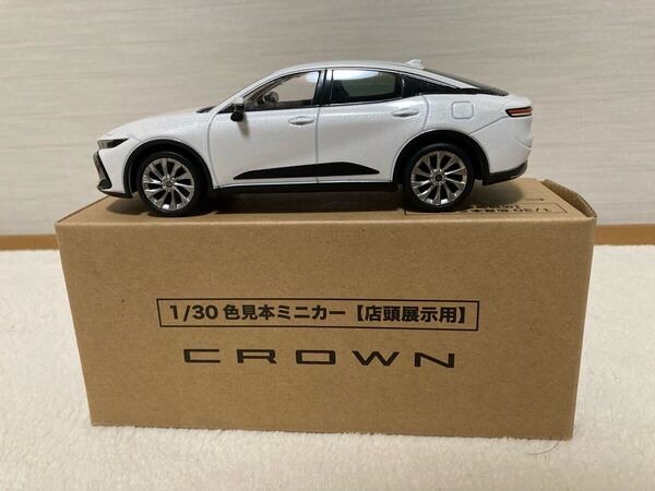 トヨタ クラウンクロスオーバー カラーサンプルミニカー(1/30 スケール)プレシャスホワイトパール☆店頭展示用☆非売品☆