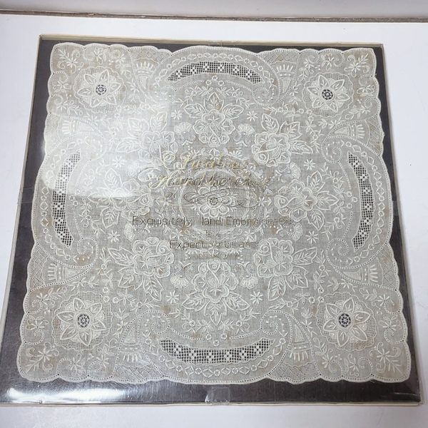 送料無料 即決 未使用★シミあり 中国 ハンカチ スワトウ SWATOW 汕頭 手刺繍 刺しゅう★約28cm ※箱無し発送