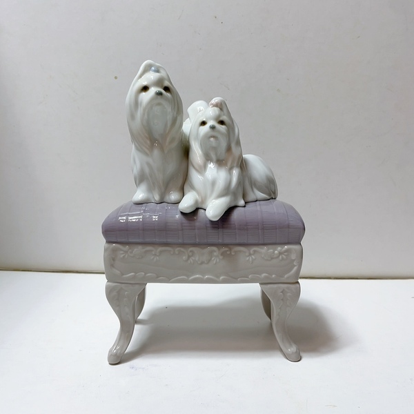送料無料 即決 中古 美品★LLADORO リヤドロ No.6688 マルチーズ フィギュリン 陶器人形 椅子(オットマン)の上に座る二匹のマルチーズ