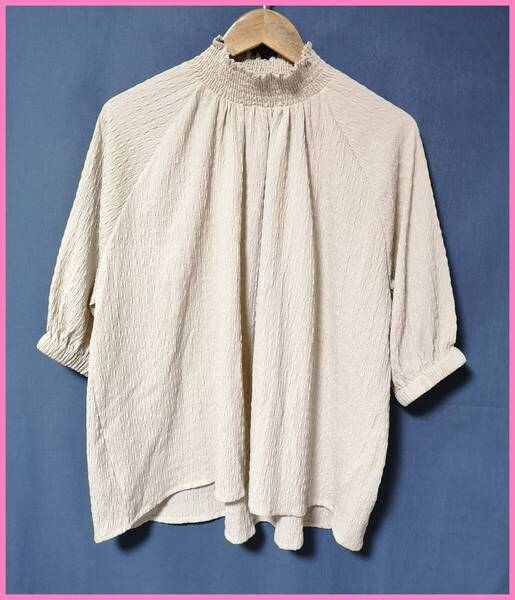 BLS‐332☆春夏秋☆新品☆送料込み☆即決☆薄手のストレッチ素材☆M~Lサイズ☆ブラウス☆ベージュ系☆クインクル加工☆立体織柄