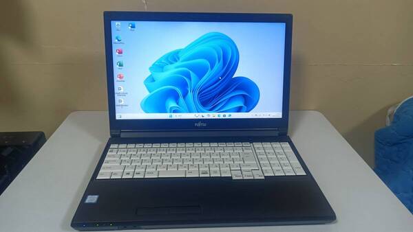 ノートパソコンFUJITSU第七世代Core i3 SSD128Gメモリ8G win11 office