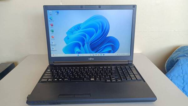 ノートパソコンFUJITSU第六世代Core i5 SSD256Gメモリ8G win11 office