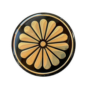【未使用/送料込/匿名配】菊紋 ステッカー アルミ調 メタル調 菊の御紋 直径約7cm エンブレム 強粘着 屋外仕様