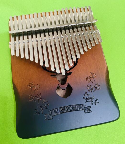 カリンバ 21キー サムピアノ 親指ピアノ ポータブル 癒し音楽 初心者入門用 音階目盛り チューンハンマー、収納袋など付き