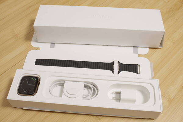 Apple Watch Series 5(GPS + Cellularモデル)- 44mmゴールドステンレススチールケースとブラックレザーループM【送料無料】