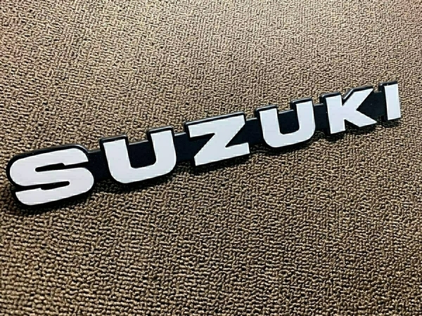送料無料スズキ純正 SUZUKIエンブレム &純正ナット セット スズキ ジムニーハスラーなどにいかが?旧車