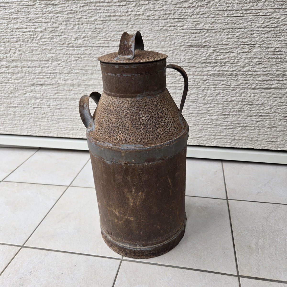 ヴィンテージ ミルク缶 古い金属製　アンティーク　錆　サビ　ガーデニング ヴィンテージ ミルク缶 金属製 古い 錆 ガーデニング 庭飾り 花