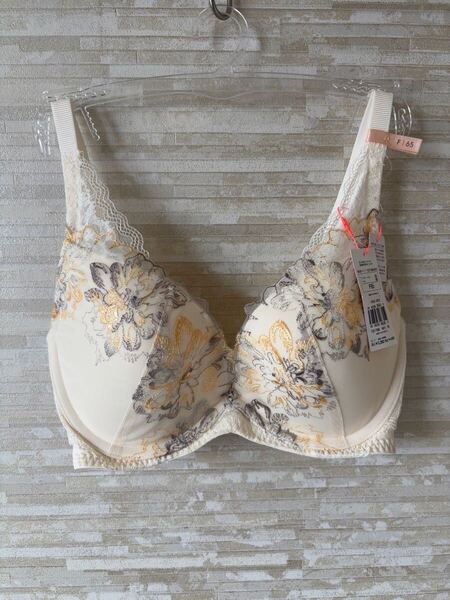 「F65」トリンプ 夢みるブラ DeepV 全面花柄 ブラジャー