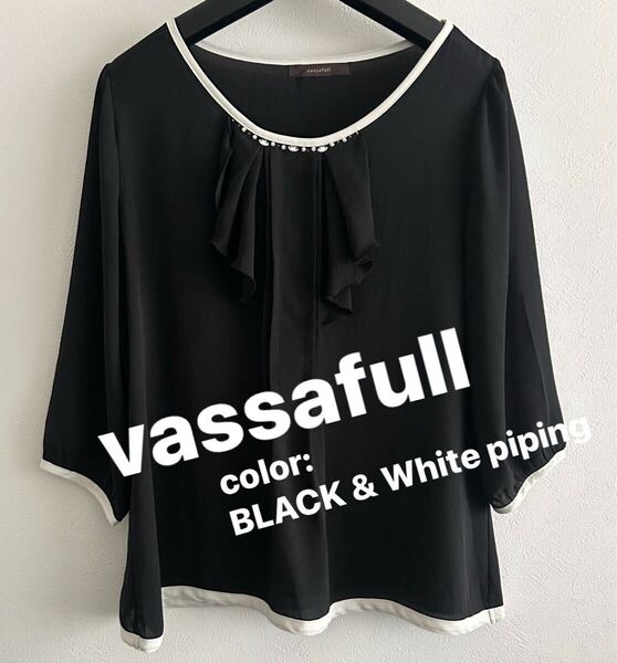送料無料☆vassafullヴァッサフル☆ビジュー付エレガント上品なおとなブラウスチュニックL☆美品☆ 黒 トップス カットソー 半袖 Tシャツ