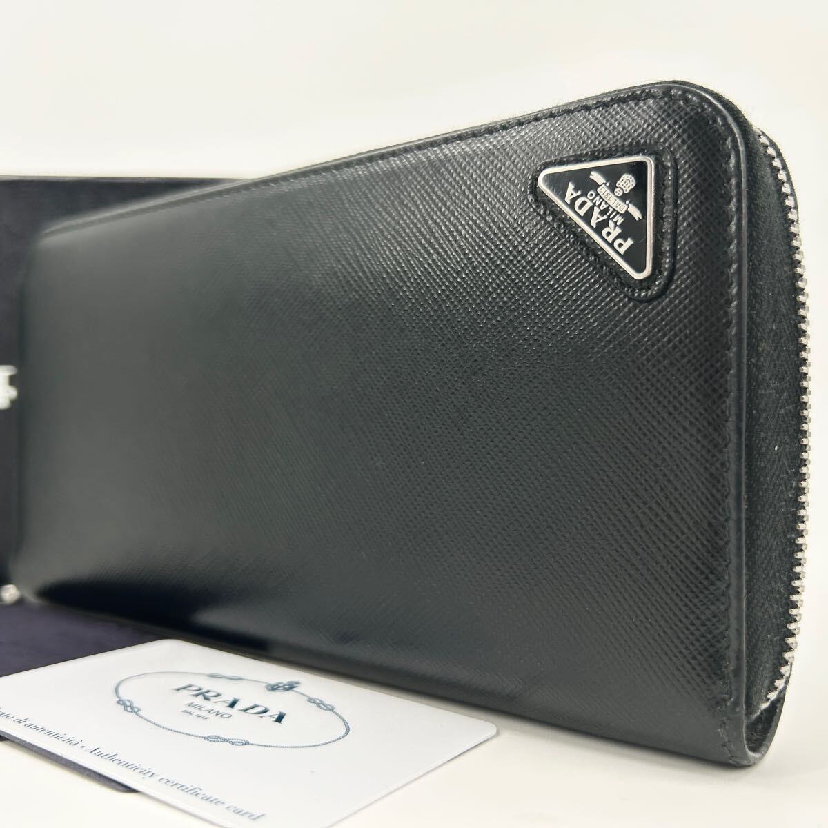 二つ折りジップ プラダの財布 極美品】PRADA 財布 二つ折り ラウンドジップ ブラック 希少