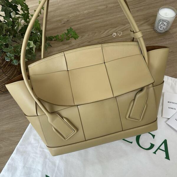 送料無料 ボッテガヴェネタ アルコミディアムトートバッグ マキシイントレチャート 通勤にも BOTTEGA VENETA