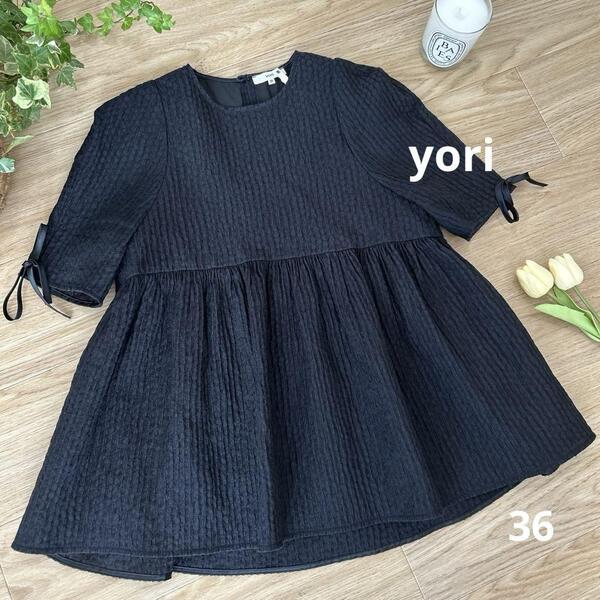 送料無料 yori ヨリ フクレフレアブラウス36 リボン半袖 ブラック ペプラムトップス