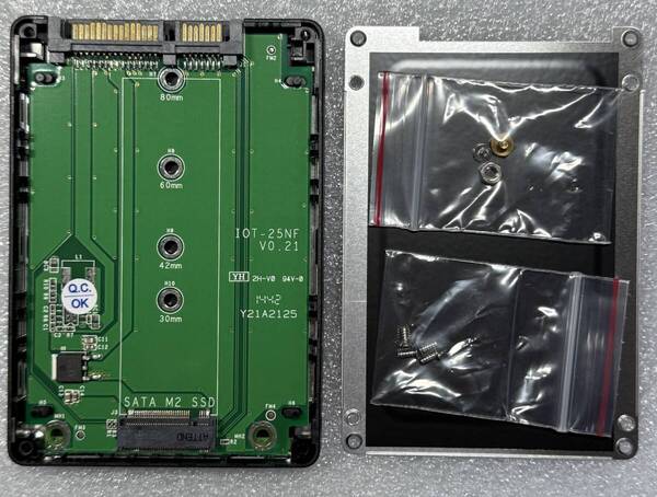 M.2 NGFF SSDをSATAに変換するアダプターです。2.5インチのハードディスクのように使用できます。