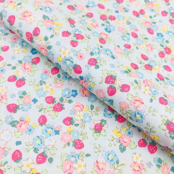 50cm いちご ブロード 可愛いいちご 生地 花柄 フルーツ柄 はぎれ 108×50 綿生地 コットン 水色