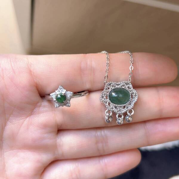 ◇ジェイド(本翡翠)・ヒスイ◇ネックレスペンダント+リング(指輪)計2点セット◇巾着袋付き◇プレゼントにも 038S6171