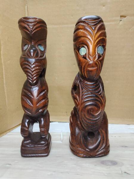 美品 ニュージーランド産 マオリ族魔除けの木彫人形 カウリ木材 テコテコ像 パウア貝 手彫 置物