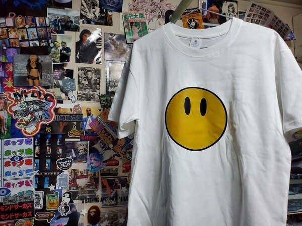 新品│無表情で不気味なスマイルマーク│輸入Tシャツ│海外インポート品│サイズL│ホワイト│白│HIPHOP│ストリート│アングラ