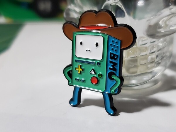 カーボーイBMO(ビーモ)│アドベンチャータイムピンバッジ│アニメピンズ│アメリカン海外雑貨│インポート品│カートゥーン