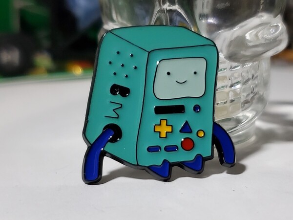 BMO(ビーモ)│アドベンチャータイムピンバッジ│カートゥーンピンズ│アメリカン海外雑貨│インポート品│アニメ