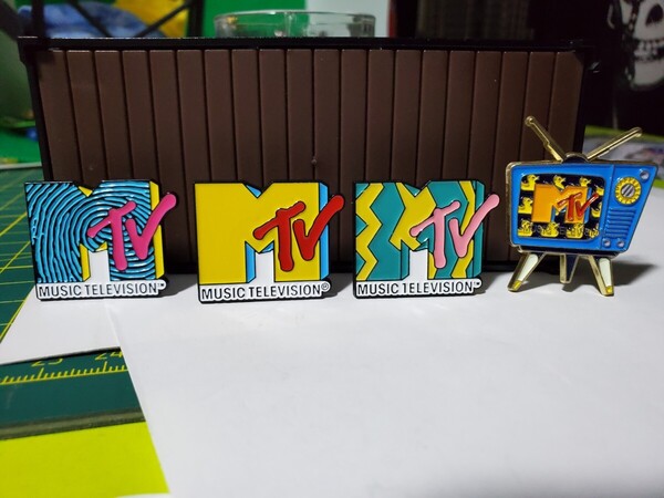 激安4個セット│MTVピンバッジセット│ミュージックテレビジョンピンズ│アメリカン海外雑貨│インポート品│コレクション