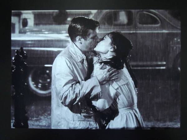 A4 額付き ポスター 雨のキス Kiss オードリーヘップバーン 映画 ティファニーで朝食を モノクロ 写真
