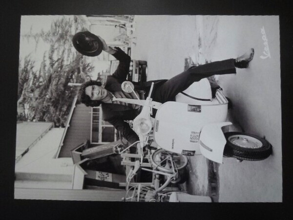 A4 額付き ポスター 松田優作 バイク Vespa モノクロ 写真 フォトフレーム