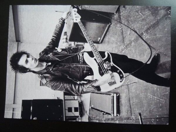 A4 額付き ポスター シドビシャス Sid Vicious ベース Sex Pistols 白黒 フォトフレーム 額装済
