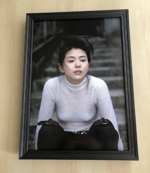 kj ★額装品★ 小泉今日子 セクシー 透け 下着 グラビア 貴重写真 A4額入り ポスター風 アイドル 美乳 女優 映画 ドラマ CD dvd