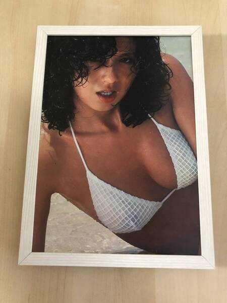 kj ★額装品★ 朝加真由美 グラビア セクシー ビキニ 貴重写真 A4額入り ポスター風デザイン 水着 下着 美乳 ウルトラマン 女優 昭和レトロ
