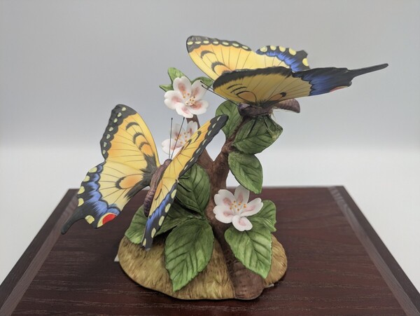 Ceramic Art Collection DAITO製 陶器製 蝶の置物 オブジェ アゲハ蝶 ガラスケース入り