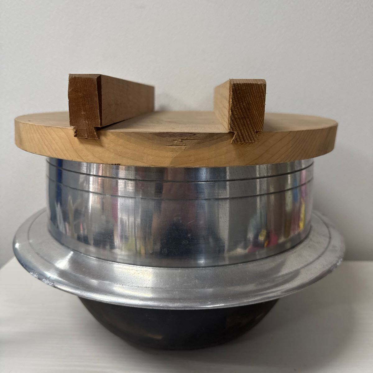 【珍品】大型茹で釜　木蓋つき　大釜　蕎麦屋　茹で釜　アンティーク　羽釜　５６ｃｍ 珍品】大型茹で釜木蓋つき大釜蕎麦屋茹で釜アンティーク羽釜56cm