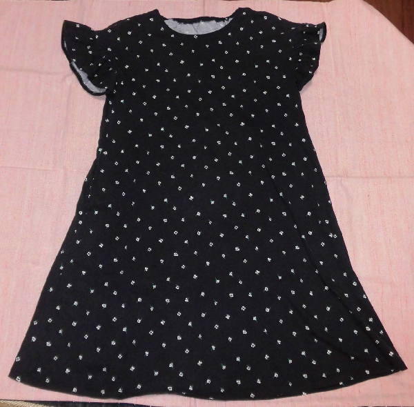★中古 GU フリルスリーブカットソーワンピース(半袖)(フラワー) 140 黒 小花柄