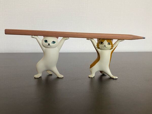 ネコのペンおき 白猫 シロネコ ハチワレ クオリア ガチャ カプセルトイ フィギュア ネコ 猫 ねこ 白 長毛 茶 グッズ ペン置き マスコット