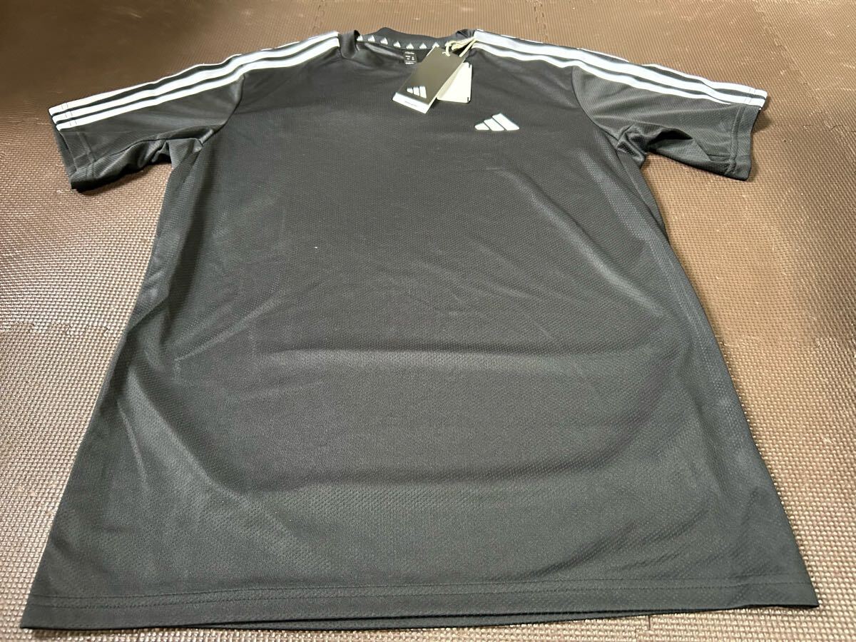 新品タグ付き定価3.300円adidas黒、ロゴ白、ライン白３本半袖ストレッチト